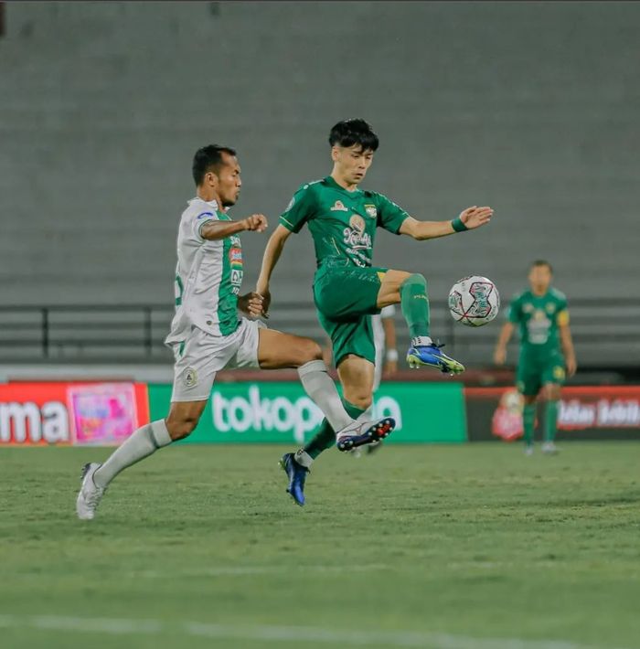 Pemain Persebaya Surabaya, Taisei Marukawa sedang berduel dengan pemain PSS Sleman pada laga pekan ke-21 Liga 1 2021-2022 di Stadion Kapten I Wayan Dipta, Gianyar, Sabtu (29/1/2022).
