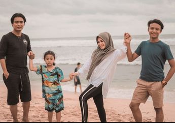 'Jadi Lebih Bawel&rsquo;, Sempat Alami Kecelakaan di Jalan Tol, Shinta Regina Akui Kini Charly Van Houten Lebih Protektif Terhadap Keluarga