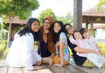 Punya Rumah Seharga Rp 50 Miliar dan Terbiasa Hidup Mewah, Ussy Sulistiawaty Rela Blusukan di Pasar Becek dan Belanja Cumi Mentah demi Mertua Tercinta