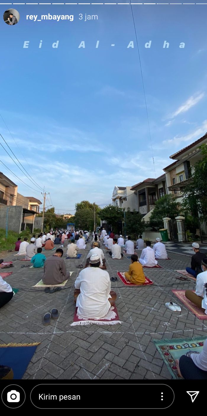 Pelaksanaan salat Ied di kompleks rumah Rey Mbayang dan Dinda Hauw.