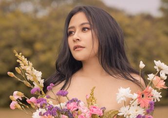 Berani Foto Pemotretan dalam Lilitan Ular, Tengok Tampilan Makeup Prilly Latuconsina yang Bikin Pangling Netizen!