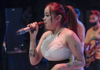 Dulu Bikin Heboh Setelah Dipenjara Gegara Kepergok Ngamar dengan Suami Orang, Kehidupan Penyanyi Dangdut ini Sekarang Berubah Drastis!