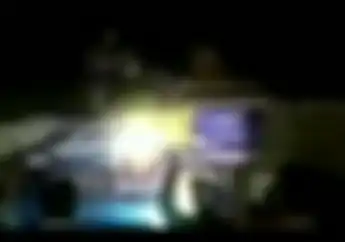 Ngeri, Truk Ngebut Tabrak Motor Sampai Terbang dan Nyangkut di Atap Rumah, Warga Nantang Bahaya