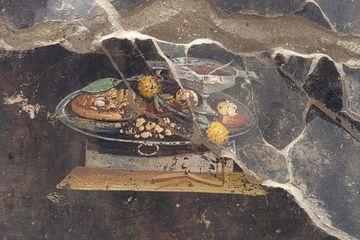 Dalam sejarah Romawi, makanan apa yang dikonsumsi oleh penduduk Pompeii sebelum terkubur abu letusan Gunung Vesuvius?