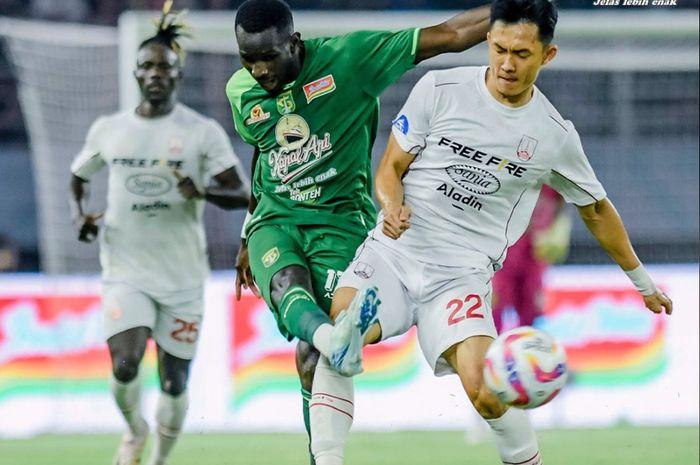 Suasana pertandingan antara Persebaya Surabaya vs Persis Solo pada laga pekan kelima Liga 1 2024-2025 di Stadion Gelora Bung Karno, Surabaya, Rabu (18/9/2024).