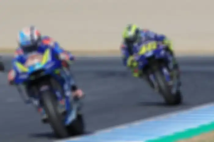 Alex Rins (depan) dan Valentino Rossi.