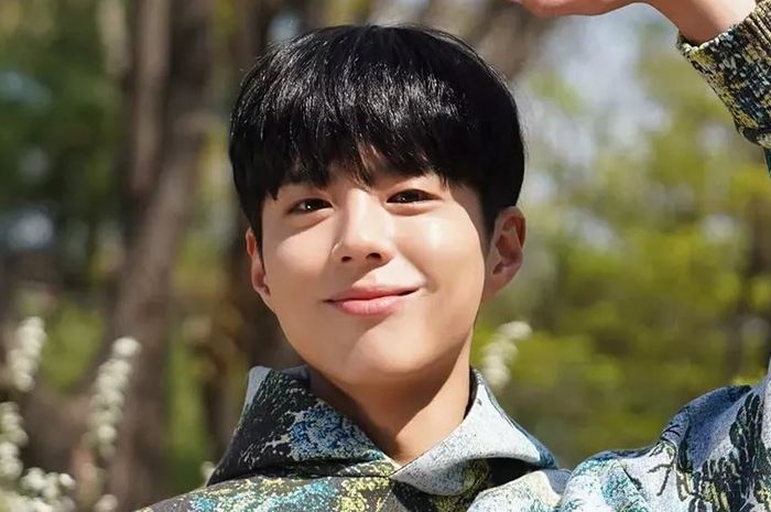 Park Bo Gum terciduk berada di kampus di tengah jadwalnya yang sibuk.