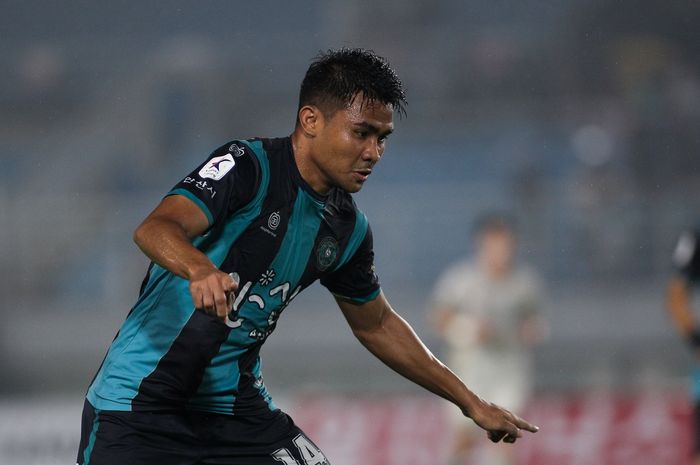 Bek Ansan Greeners, Asnawi Mangkualam.