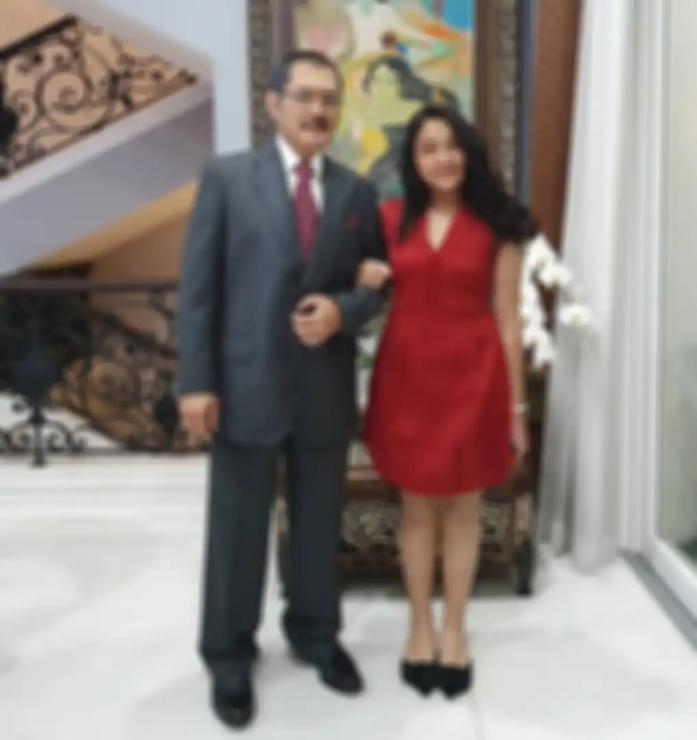 Penampilan cantik dan anggun Khirani Siti Hartina Trihatmodjo putri semata wayang Mayangsari dan Bambang Trihatmodjo kenakan mini dress