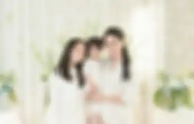 5 Gaya Kompak Pakai Outfit Putih ala Jasmine Abeng dan Mama, Ririn Ekawati!