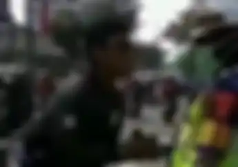 Kocak! Video Pemotor Mohon Ampun Kepada Polwan, Seperti Mau Melamar Kekasihnya