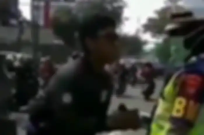 Pemotor ketakutan dan minta maaf kepada polwan yang nyaris ditabraknya.