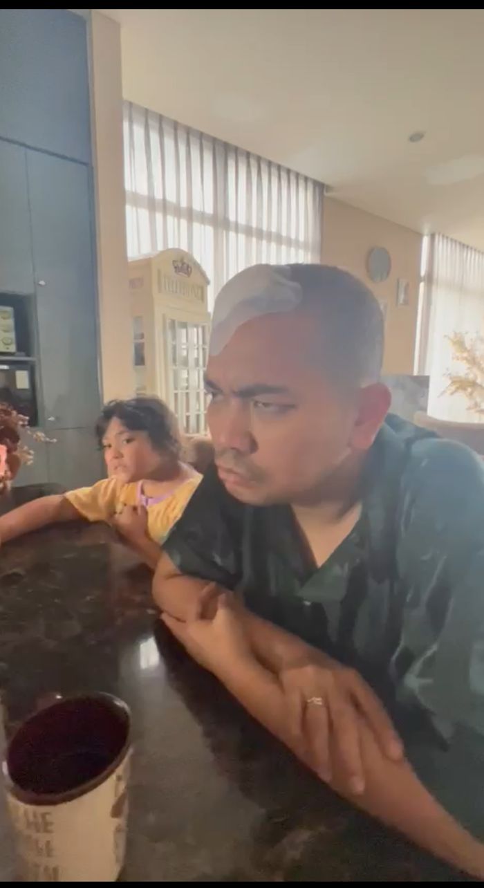 Indra Bekti sudah bisa sarapan di meja makan.