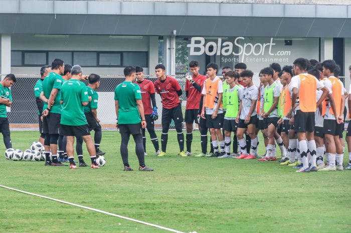 Skuad timnas U-17 Indonesia (skuat timnas U-17 Indonesia) sedang briefing di Lapangan A, Senayan, Jakarta, Kamis (27/7/2023).