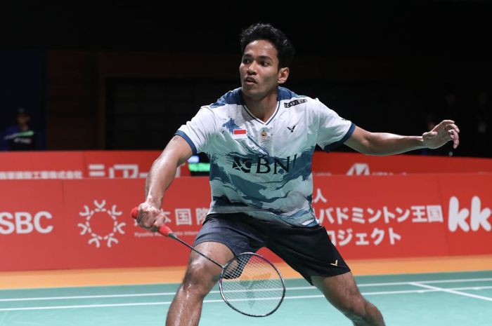 Aksi tunggal putra Indonesia, Chico Aura Dwi Wardoyo, saat bertanding pada babak pertama Kumamoto Masters Japan 2023 di Kumamoto Prefectural Gymnasium, Kumamoto, Jepang, 15 November 2023.