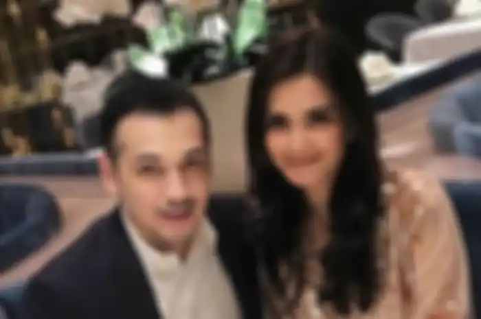 Intip penampilan Cut Tary dengan Richard Kevin saat rayakan Idulfitri 1442 H dengan ketiga anaknya.