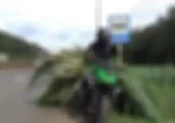 Netizen Baper, Biasanya Kawasaki Z1000 Cuma Dipakai Sunmori, Orang Ini Malah Buat Angkut Rumput