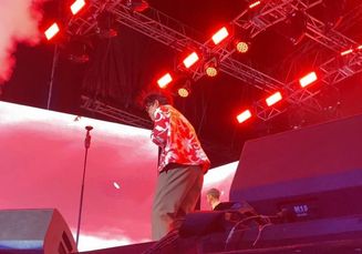 Bikin Kaget! Uan Juicy Luicy Kena Semprot Asap Mancur saat Manggung