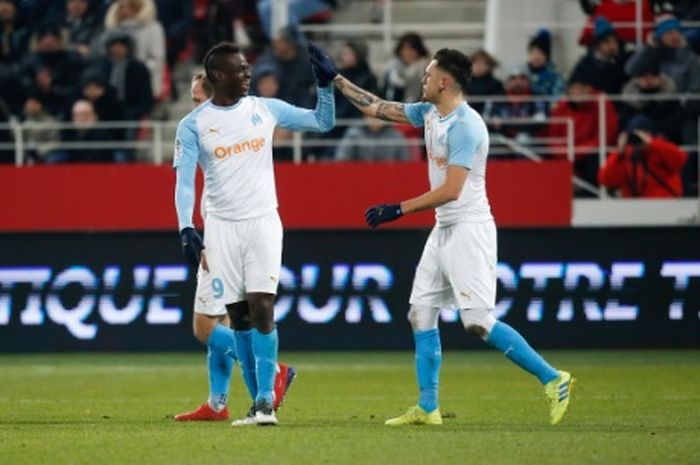 Penyerang Olympique Marseille, Mario Balotelli (tengah), melakukan selebrasi bersama rekan setim.