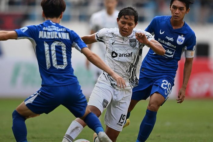 Penggawa Borneo FC, Adam Alis (tengah), mendapat halauan dari dua pemain PSIS Semarang, yakni Taisei Marukawa dan Septian David Maulana.