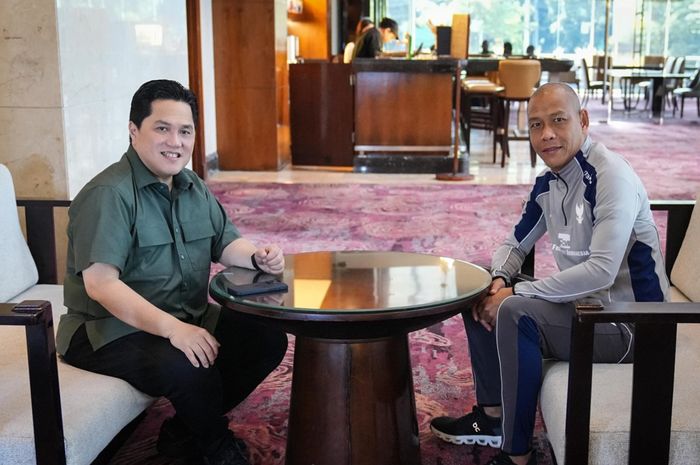 Ketua Umum PSSI Erick Thohir (kiri) dan Pelatih Timnas U-17 Indonesia Nova Arianto (kanan) membahas persiapan skuad Garuda Asia hingga peluang pemain muda naik kelas ke senior.