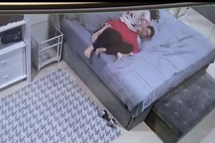 Dalam foto yang diunggah paman Ijonk terlihat Dhena Devanka seperti sedang menghajar Jonathan Frizzy. Dhena Devanka buka suara. 