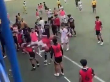 Fadly Alberto tertangkap kamera melakukan tendangan kungfu ke pemain Dewa United U-20 saat dirinya berseragam Bhayangkara U-20 di kompetisi EPA (Elite Pro Academy) Super League, di Stadion Citarum, Semarang, Jawa Tengah, Minggu (19/4/2026).