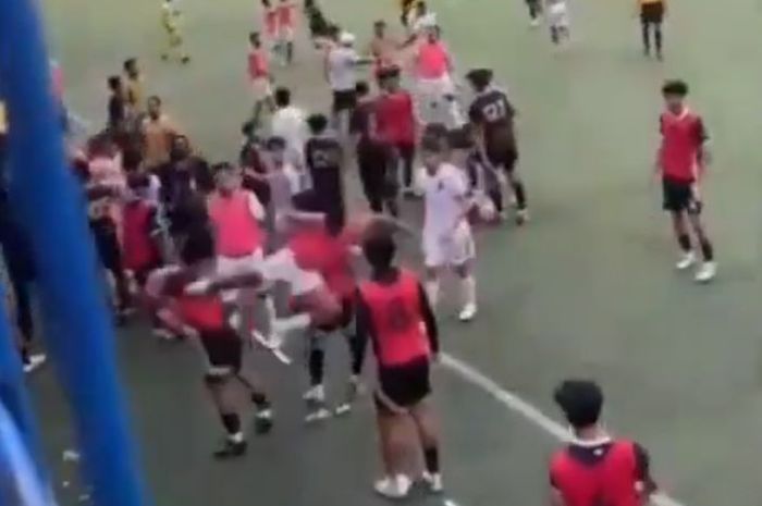 Fadly Alberto tertangkap kamera melakukan tendangan kungfu ke pemain Dewa United U-20 saat dirinya berseragam Bhayangkara U-20 di kompetisi EPA (Elite Pro Academy) Super League, di Stadion Citarum, Semarang, Jawa Tengah, Minggu (19/4/2026).