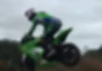 Sadis! Ninja 250 Terbang dan Hantam Bebatuan Disiksa Pemiliknya, Simak Videonya