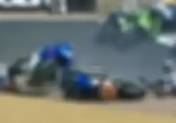 Video Kemarahan Pembalap Idola Valentino Rossi Saat Tabrakan Beruntun di MotoGP 2004