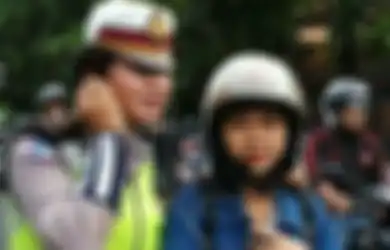 Suka Dengerin Musik Pake Headset saat Naik Motor? Bisa Didenda sampai Rp 750.000 Lho 