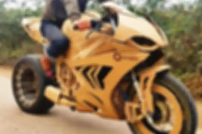 Replika motor sport dari kardus buatan cowok-cowok asal Vietnam
