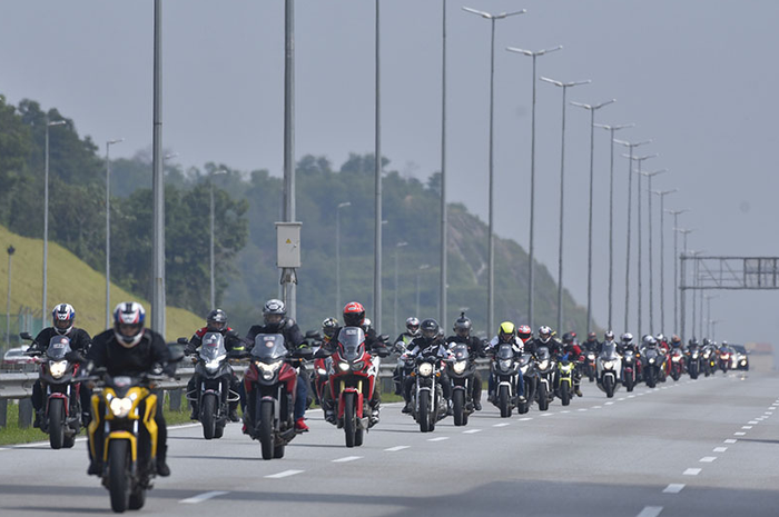 Ilustrasi motor masuk jalan tol.