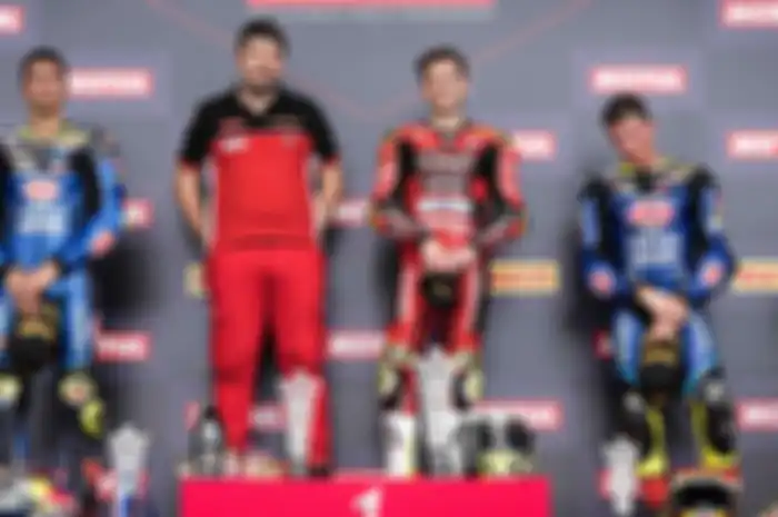 Superbau Alvaro Bautista (tengah) di podium race 2 WSBK Mandalika 2023 tampil jos, masih kalah super dari Toprak Razgatlioglu (kiri) terbanyak menang di WSBK Mandalika