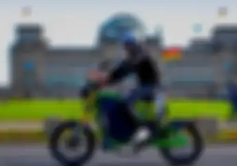 Unik! Motor Listrik eROCKIT Bergaya Cruiser Ini Bisa Digowes Loh