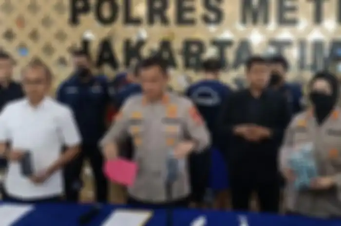 Polres Metro Jakarta Timur berhasil meringkus pelaku perampasan sekaligus curanmor yang bermodus jadi polisi gadungan bersenjata.