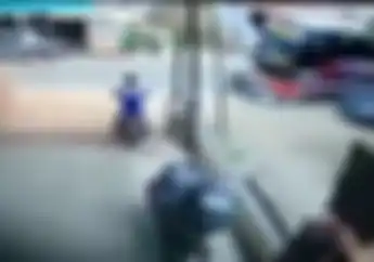 Ngeri, Gak Ada Angin Gak Ada Hujan Pemotor Terseret Bus di Subang, Langsung Bangkit