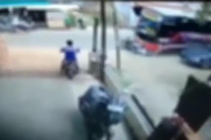Pemotor terseret bus di Subang, Jawa Barat.