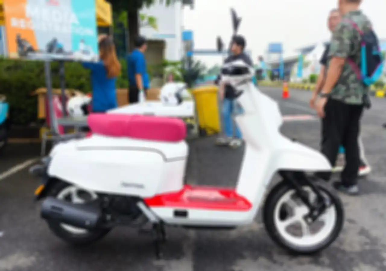 Sisi samping motor matic baru WMoto Swiftbee.