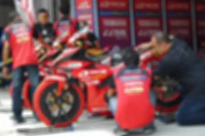 Indra Santoso (baju hitam) sedang seting pemasangan Accent Wire