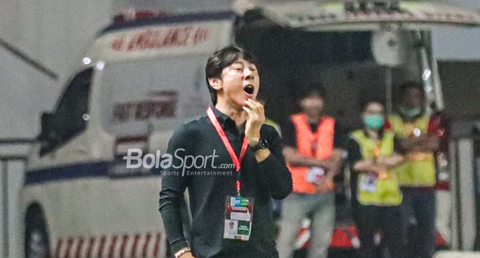 Pelatih timnas Indonesia, Shin Tae-yong, nampak sedang memberikan intruksi kepada para pemainnya di Stadion Pakansari, Bogor, Jawa Barat, 27 September 2022.