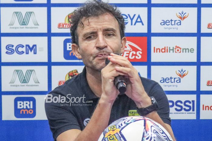 Pelatih Persib Bandung, Luis Milla, bingung mengapa tim asuhannya mudah dibantai Persita Tangerang.