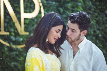 Nick Jonas Ulang Tahun, Priyanka Chopra Pamer Beri Kecupan Mesra!