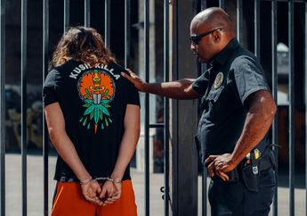 5 Arti Mimpi Diperiksa Polisi, Tanda Ketakutan dan Rasa Bersalah, Awas Rahasia Terbongkar!