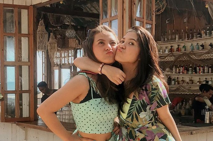Gaya kompak Marsha Aruan dan Michelle Aruan
