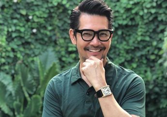 Tak Ada Kata Terlambat, Ferry Salim Menginspirasi Publik Usai Raih Gelar S2 Hukum