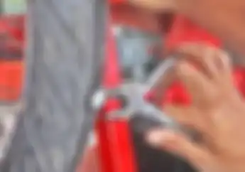 Mantap Jiwa! Cuma Modal Rp 5 Ribu Bisa Bikin Ban Motor Jadi Anti Kempes