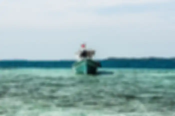 Kapal Kecil dan Pantai Indah (Kepulauan Seribu, Jakarta)