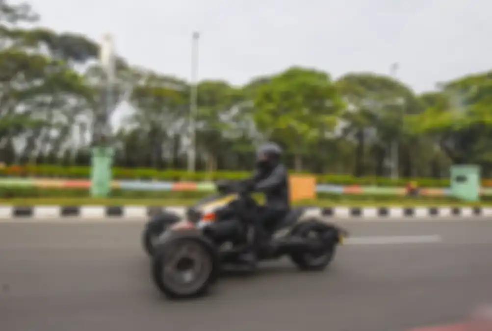 Kevin Sanjaya naik motor roda tiga Can-Am Ryker.