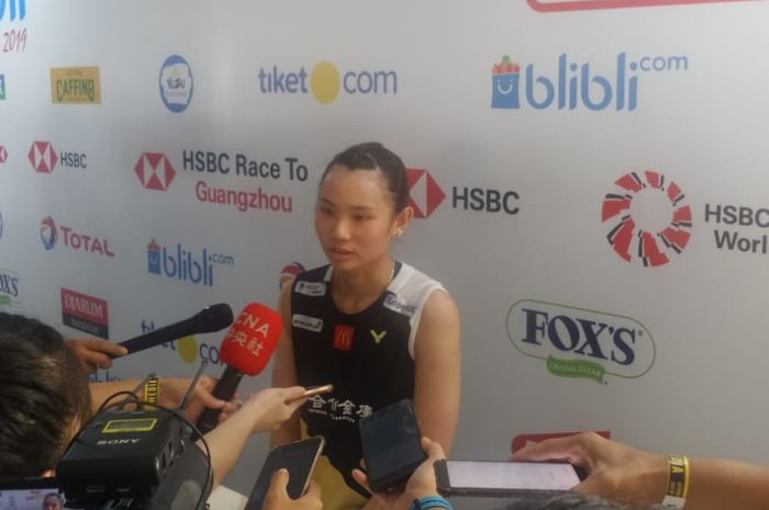 Pebulu tangkis tunggal putri Taiwan, Tai Tzu Ying, menjawab pertanyaan awak media di area mixed zone setelah tersingkir dari babak semifinal Indonesia Open 2019.